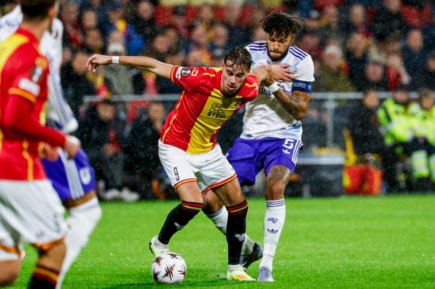Milan Smit of Go Ahead Eagles and Tyrone Mings of Aston Villa FC battle for the ball Go Ahead Eagles v Aston Villa FC, UEFA Europa League 2025 26 League Phase MD3, Go Ahead Eagles v Aston Villa FC, Stadion De Adelaarshorst, October 23, 2025, Deventer, Netherlands.