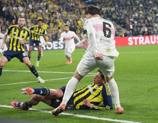 ISTANBUL, TURKEY - OCTOBER 23: Edson Alvarez of Fenerbahce SK and Angelo Stiller (6) of Stuttgart during the UEFA Europa League 2025 26 League Phase MD3 match between Fenerbahce SK and VfB Stuttgart at Chobani Stadium on October 23, 2025 in Istanbul, Turkey. Ä±STNBUL Turkey Copyright: xSeskimphotox Fbahce-Stuttgart-231025 (105)