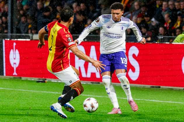 Jadon Sancho of Aston Villa FC and Mats Deijl of Go Ahead Eagles battle for the ball Go Ahead Eagles v Aston Villa FC, UEFA Europa League 2025 26 League Phase MD3, Go Ahead Eagles v Aston Villa FC, Stadion De Adelaarshorst, October 23, 2025, Deventer, Netherlands.