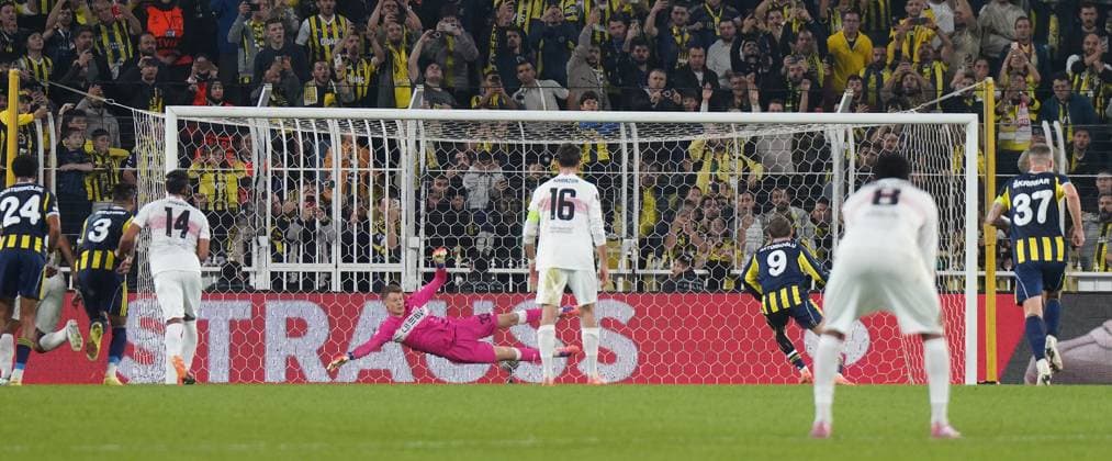 ISTANBUL, TURKEY - OCTOBER 23: Kerem Akturkoglu of Fenerbahce SK and Goalkeeper Alexander Nübel of Stuttgart during the UEFA Europa League 2025 26 League Phase MD3 match between Fenerbahce SK and VfB Stuttgart at Chobani Stadium on October 23, 2025 in Istanbul, Turkey. Ä±STNBUL Turkey Copyright: xSeskimphotox Fbahce-Stuttgart-231025 (125)