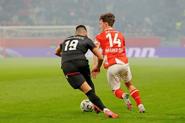 Mainz, Germany October 23, 2025 Conference League 2025 2026 FSV Mainz 05 vs Zrinjski Mostar In the picture from left in the duel Marko Vranjkovic Zrinjski Mostar against William Boving Mainz Mewa Arena Rheinland Pfalz Copyright: xFotostandx xRacochax