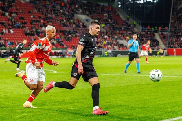 UECL 1 FSV Mainz 05 vs HäK Zrinjski Mostar, 23 10 2025 MAINZ, GERMANY OCTOBER 23 Marko Vranjkovi HäK Zrinjski Mostar, 19 is challenged by Armindo Sieb 1 FSV Mainz 05, 11 during the match between 1 FSV Mainz 05 vs HäK Zrinjski Mostar at MEWA Arena on matchday 2 on October 23, 2025 in Mainz, Germany Copyright: xBEAUTIFULxSPORTS Hahnex