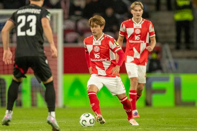 GER, Mainz, Soccer, UEFA Conference League, Matchday 2, FSV Mainz 05 vs HSK Zrinjski Mostar pictured from l Kaishu Sano FSV Mainz 05 06 , with ball 23 10 2025, MEWA Arena Mainz UEFA REGULATIONS PROHIBIT ANY USE OF PHOTOGRAPHS AS IMAGE SEQUENCES AND OR QUASI VIDEO, Copyright: HMBxMedia PaulxFritz