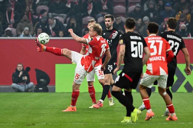 23 10 2025, xsltx, Football UEFA Conference League, FSV Mainz 05 HSK Zrinjski Mostar v l Lennard Maloney FSV Mainz 05 Mario Cuze HSK Zrinjski Mostar DFL DFB REGULATIONS PROHIBIT ANY USE OF PHOTOGRAPHS as IMAGE SEQUENCES and or QUASI VIDEO Mainz