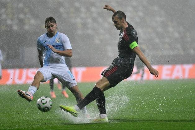 Croatia, Rijeka, 231025. Rujevica Stadium. UEFA Conference League 2nd round match Rijeka - Sparta Prague. In the photo: players on the flooded pitch, Asger Sorensen. Photo: Damir Skomrlj CROPIX Copyright: xxDamirxSkomrljx rijeka_sparta2-231025