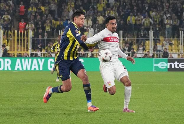 ISTANBUL, TURKEY - OCTOBER 23: Edson Alvarez (L) of Fenerbahce SK and Tiago Tomas (R) of Stuttgart during the UEFA Europa League 2025 26 League Phase MD3 match between Fenerbahce SK and VfB Stuttgart at Chobani Stadium on October 23, 2025 in Istanbul, Turkey. Ä±STNBUL Turkey Copyright: xSeskimphotox Fbahce-Stuttgart-231025 (177)
