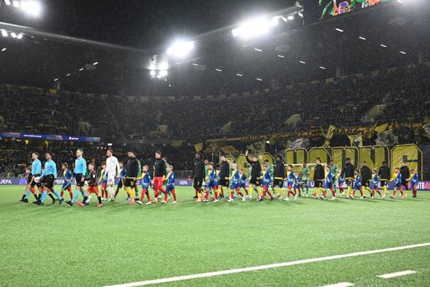 BERN, SWITZERLAND OCTOBER 23 both teams enter the field during the UEFA Europa League 2025 26 League Phase MD3 match between BSC Young Boys and PFC Ludogorets 1945 at Stadion Wankdorf on October 23, 2025 in Bern, Switzerland Bern Stadion Wankdorf Bern Switzerland Copyright: xJustPictures.ch ManuelxWinterbergerx jp-en-EuSpIm-MWI_4208