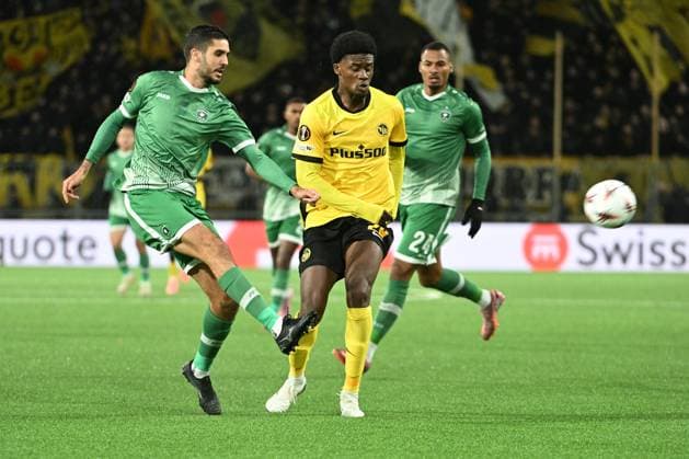 BERN, SWITZERLAND OCTOBER 23 Dinis Almeida of Ludogorets l against Chris Bedia of Young Boys r during the UEFA Europa League 2025 26 League Phase MD3 match between BSC Young Boys and PFC Ludogorets 1945 at Stadion Wankdorf on October 23, 2025 in Bern, Switzerland Bern Stadion Wankdorf Bern Switzerland Copyright: xJustPictures.ch ManuelxWinterbergerx jp-en-EuSpIm-MWI_4271