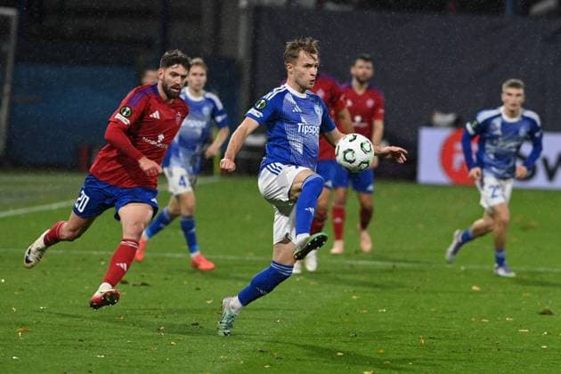 L-R Jean Silva (Czestochowa) and Artur Dolznikov (Olomouc) in action during the UEFA Conference League, 2nd round, match SK Sigma Olomouc against Rakow Czestochowa, in Olomouc, Czech Republic, on October 23, 2025. (CTKxPhoto LudekxPerina) CTKPhotoP2025102310322  CTKPhotoP2025102310322