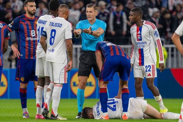 Lyon, France, October 23th 2025 Manfredas LukjanÄukas (ref LTU) in discussions with players during the Europa League football match between Olympique Lyon and FC Basel 1893 at OL Stadium in Lyon, France. Pascal von Büren (Pascal von Büren SPP) Copyright: xPascalxvonxBürenx xSPPx spp-en-PaVoBSp-PAVO_Lyon-49