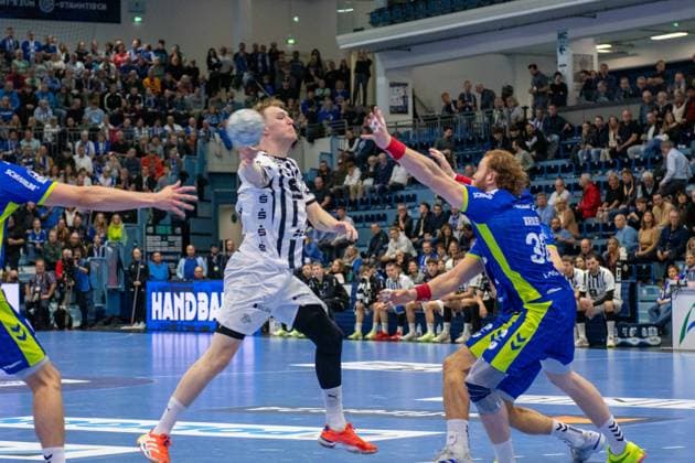 Eric Johansson, backcourt THW Kiel 21 , Tom Kiesler, backcourt, VfL Gummersbach 30 , VfL Gummersbach vs THW Kiel, Daikin Handball Bundesliga, Men , Matchday 10, 23 10 2025 Gummersbach NRW Germany Copyright: xkolbert-press MartinxWdziecznyx