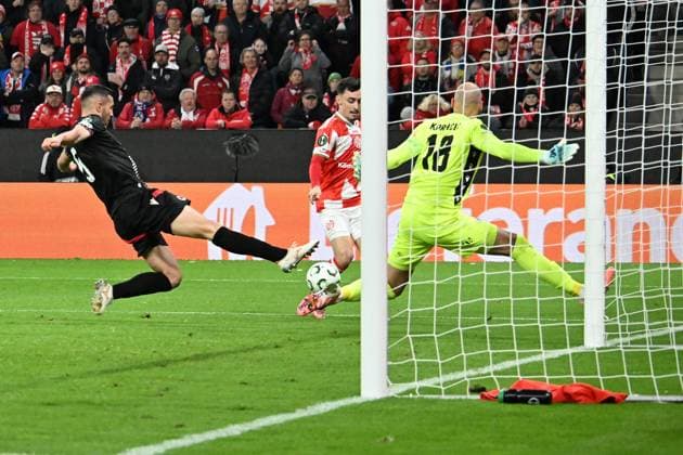23 10 2025, xsltx, Football UEFA Conference League, FSV Mainz 05 HSK Zrinjski Mostar v l Paul Nebel FSV Mainz 05 Goran Karacic HSK Zrinjski Mostar DFL DFB REGULATIONS PROHIBIT ANY USE OF PHOTOGRAPHS as IMAGE SEQUENCES and or QUASI VIDEO Mainz