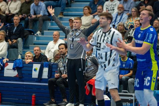 Guðjon Valur Sigurðsson, Head Coach, VfL Gummersbach , Lukas Zerbe, Outside THW Kiel 24 , Ole Pregler, Back, VfL Gummersbach 23 , VfL Gummersbach vs THW Kiel, Daikin Handball Bundesliga, Men , Matchday 10, 23 10 2025 Gummersbach NRW Germany Copyright: xkolbert-press MartinxWdziecznyx