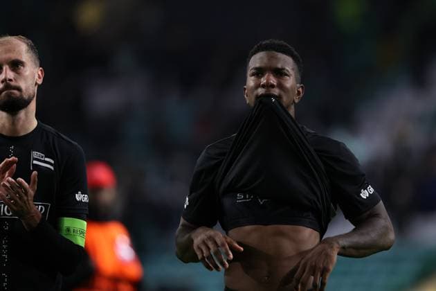 SOCCER - UEFA EL, Celtic vs Sturm GLASGOW,SCOTLAND,23.OCT.25 - SOCCER - UEFA Europa League, Celtic Glasgow vs SK Sturm Graz. Image shows the disappointment of Jeyland Mitchell (Sturm).  GEPAxpictures xChrisxBauer
