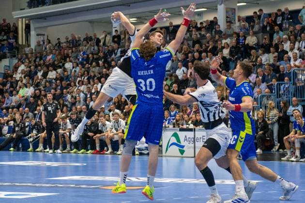 Nikola Bilyk, backcourt THW Kiel 53 , Tom Kiesler, backcourt, VfL Gummersbach 30 , VfL Gummersbach vs THW Kiel, Daikin Handball Bundesliga, Men , Matchday 10, 23 10 2025 Gummersbach NRW Germany Copyright: xkolbert-press MartinxWdziecznyx