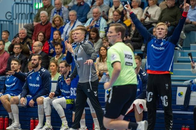 Guðjon Valur Sigurðsson, Head Coach, VfL Gummersbach , Bertram Obling, Goalkeeper, VfL Gummersbach 16 , VfL Gummersbach vs THW Kiel, Daikin Handball Bundesliga, Men , 10 Matchday, 23 10 2025 Gummersbach NRW Germany Copyright: xkolbert-press MartinxWdziecznyx