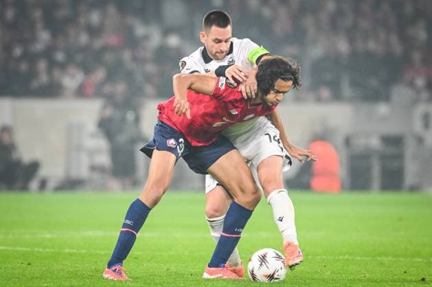October 23, 2025, Villeneuve-D ascq, France, France: Ayyoub BOUADDI of Lille and Andrija ZIVKOVIC of PAOK during the UEFA Europa League, League Phase MD3 match between Lille OSC (LOSC) and PAOK FC at Pierre Mauroy Stadium on October 23, 2025 in Villeneuve-d Ascq near Lille, France. Villeneuve-D ascq France - ZUMAm308 20251023_zsp_m308_014 Copyright: xMatthieuxMirvillex