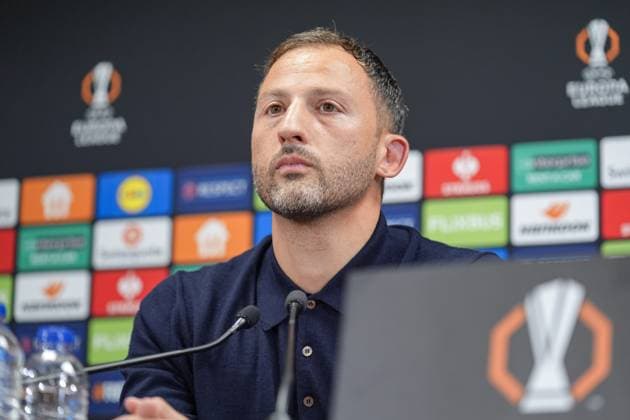 Fenerbahce v Stuttgart - UEFA Europa League ISTANBUL, TURKIYE - OCTOBER 23: Head coach Domenico Tedesco of Fenerbahce speaks during press conference, PK, Pressekonferenz after the UEFA Europa League Week 3 match between Fenerbahce and Stuttgart at Chobani Stadium in Istanbul, Turkiye, on October 23, 2025. Cemal Yurttas Anadolu Istanbul Turkey. Editorial use only. Please get in touch for any other usage.  Copyright: x2025xAnadoluxCemalxYurttaÅüx