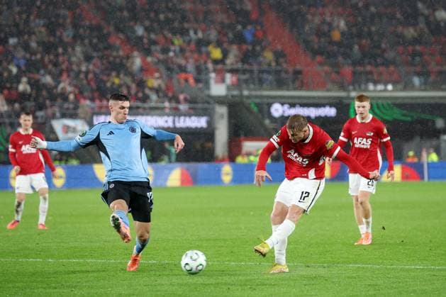 ALKMAAR - (l-r) Danylo Ihnatenko of Slovan Bratislava, Isak Jensen of AZ Alkmaar during the UEFA Conference League match between AZ Alkmaar and Slovan Bratislava at the AFAS Stadium on October 23, 2025, in Alkmaar, Netherlands. ANP BART STOUTJESDIJK UEFA Conference League 2025-2026 xVIxANPxSportx xxANPxIVx 540092218 originalFilename: 540092218.jpg