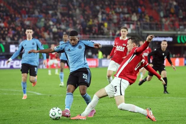 ALKMAAR - (l-r) Cesar Blackman of Slovan Bratislava, Peer Koopmeiners of AZ Alkmaar during the UEFA Conference League match between AZ Alkmaar and Slovan Bratislava at the AFAS Stadium on October 23, 2025, in Alkmaar, Netherlands. ANP BART STOUTJESDIJK UEFA Conference League 2025-2026 xVIxANPxSportx xxANPxIVx 540092293 originalFilename: 540092293.jpg