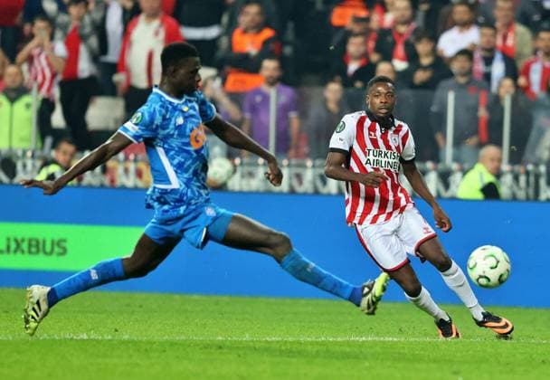 Samsunspor v Dynamo Kyiv - UEFA Europa Conference League SAMSUN, TURKIYE - OCTOBER 23: Anthony Musabba (R) of Samsunspor in action during the UEFA Europa Conference League week 2 match between Samsunspor and Dynamo Kyiv at New May 19 Stadium in Samsun, Turkiye on October 23, 2025. Veysel Altun Anadolu Samsun Turkey. Editorial use only. Please get in touch for any other usage.  Copyright: x2025xAnadoluxVeyselxAltunx