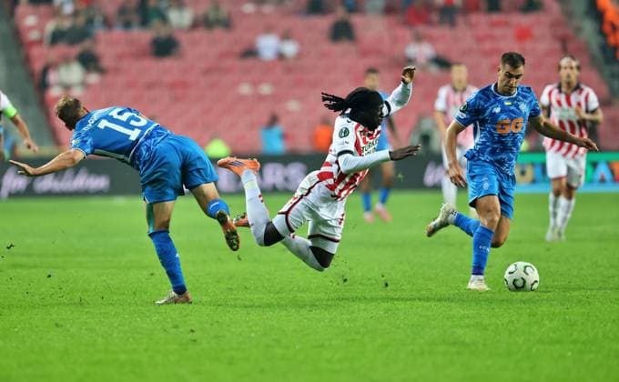 Samsunspor v Dynamo Kyiv - UEFA Europa Conference League SAMSUN, TURKIYE - OCTOBER 23: Tanguy Coulibaly (C) of Samsunspor in action against Valentin Rubchynskyi (15) of Dynamo Kyiv during the UEFA Europa Conference League week 2 match between Samsunspor and Dynamo Kyiv at New May 19 Stadium in Samsun, Turkiye on October 23, 2025. Veysel Altun Anadolu Samsun Turkey. Editorial use only. Please get in touch for any other usage.  Copyright: x2025xAnadoluxVeyselxAltunx