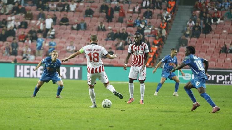 Samsunspor v Dynamo Kyiv - UEFA Europa Conference League SAMSUN, TURKIYE – OCTOBER 23: Zeki Yavru of Samsunspor competes during the UEFA Conference League second-week match between Samsunspor and Dynamo Kyiv at new 19 Mayis Stadium in Samsun, Turkiye, on October 23, 2025. Fatih Mehmet Kurkcu Anadolu Samsun Turkey. Editorial use only. Please get in touch for any other usage.  Copyright: x2025xAnadoluxFatihxMehmetxKurkcux