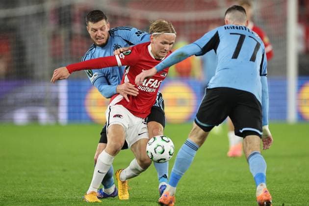 ALKMAAR - (l-r) Matej Sin of AZ Alkmaar, Danylo Ihnatenko of Slovan Bratislava during the UEFA Conference League match between AZ Alkmaar and Slovan Bratislava at the AFAS Stadium on October 23, 2025, in Alkmaar, Netherlands. ANP BART STOUTJESDIJK UEFA Conference League 2025-2026 xVIxANPxSportx xxANPxIVx 540092336 originalFilename: 540092336.jpg