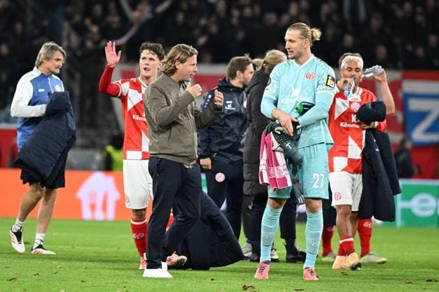 23 10 2025, xsltx, Football UEFA Conference League, FSV Mainz 05 HSK Zrinjski Mostar v l Coach Bo Henriksen FSV Mainz 05 Robin Zentner FSV Mainz 05 DFL DFB REGULATIONS PROHIBIT ANY USE OF PHOTOGRAPHS as IMAGE SEQUENCES and or QUASI VIDEO Mainz