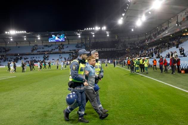 MALMÖ, SWEDEN 20251023 The security guards take care of a person who ran onto the pitch during the Europa League football match between Malmö FF and GNK Dinamo Zagreb at Eleda Stadion Nya Malmö Stadion , Sweden, 23 October 2025 MALMÖ SWEDEN x10600x  Copyright: xAndreasxHillergren TTx EUROPE LEAGUE MALMÖ-GNK DINAMO ZAGREB