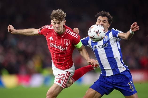 Nottingham Forest gegen Porto 23. Oktober 2025, Nottingham UEFA Europa League Nottingham Forest gegen Porto Ryan Yates von Nottingham Forest und Gabri Veiga vom FC Porto Foto von Daniel Chesterton Nottingham UK  Copyright: xDanielxChestertonxOffside