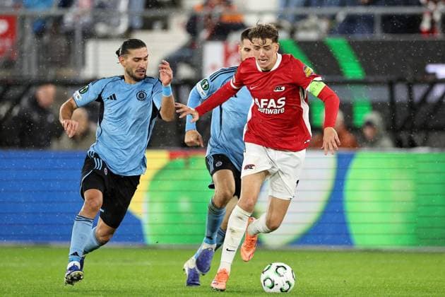 ALKMAAR - (l-r) Kyriakos Savvidis of Slovan Bratislava, Danylo Ihnatenko of Slovan Bratislava, Sven Mijnans of AZ Alkmaar during the UEFA Conference League match between AZ Alkmaar and Slovan Bratislava at the AFAS Stadium on October 23, 2025, in Alkmaar, Netherlands. ANP BART STOUTJESDIJK UEFA Conference League 2025-2026 xVIxANPxSportx xxANPxIVx 540092680 originalFilename: 540092680.jpg