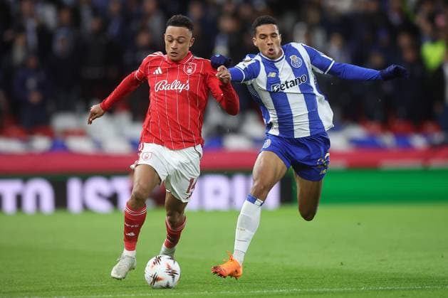 Nottingham Forest gegen Porto 23. Oktober 2025, Nottingham UEFA Europa League Nottingham Forest gegen Porto Dan Ndoye von Nottingham Forest und Alberto Costa vom FC Porto Foto von Daniel Chesterton Nottingham UK  Copyright: xDanielxChestertonxOffside