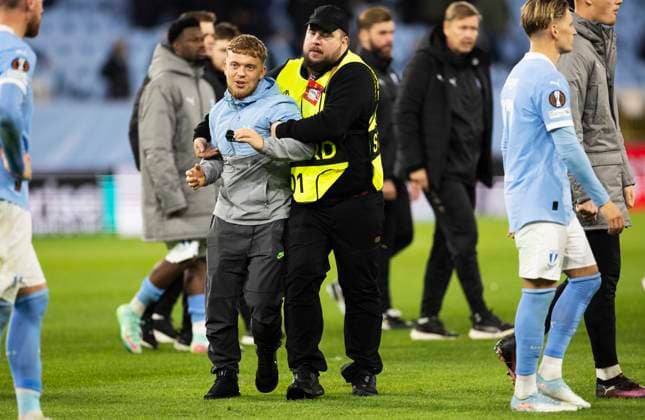 MALMÖ, SWEDEN 20251023 A MFF supporter runs onto the pitch after the final whistle during the Europa League football match between Malmö FF and GNK Dinamo Zagreb at Eleda Stadion New Malmö Stadium, Sweden, October 23, 2025 MALMÖ SWEDEN x10600x  Copyright: xAndreasxHillergren TTx EUROPA LEAGUE MALMÖ-GNK DINAMO ZAGREB