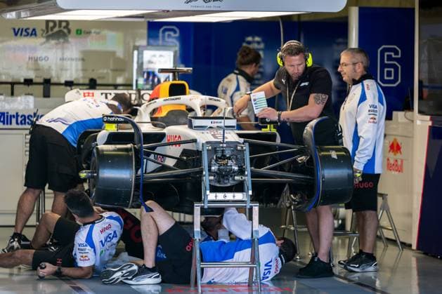 2025 Formula One Mexican Grand Prix Autodromo Hermanos Rodriguez, Mexico City, Mexico. 23.October.2025; Visa Cash App RB Formula One Team engineers and VCARB 02 in the garage during Formula One Mexican Grand Prix (Photo by Jay Hirano) Mexico City Autodromo Hermanos Rodriguez Mexico Copyright: xJayxHiranox