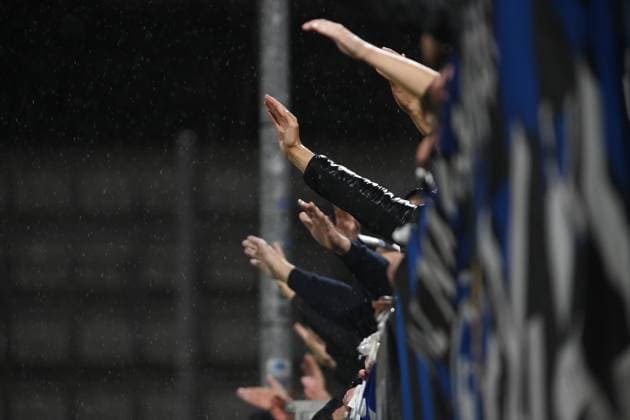 Fans greet Olomouc players after the UEFA Conference League, 2nd round, match SK Sigma Olomouc against Rakow Czestochowa, in Olomouc, Czech Republic, on October 23, 2025. (CTKxPhoto LudekxPerina) CTKPhotoP2025102310626  CTKPhotoP2025102310626