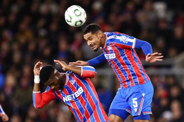Crystal Palace gegen AEK Larnaca 23. Oktober 2025, London UEFA Conference League Ligaphase Crystal Palace gegen AEK Larnaca Maxence Lacroix von Crystal Palace köpft den Ball über Jefferson Lerma von Crystal Palace Foto Jacques Feeney Abseits London UK  Copyright: xJacquesxFeeneyx xOffsidexOffside