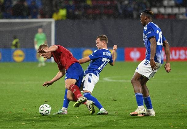 L-R Oskar Repka (Czestochowa), Artur Dolznikov and Muhamed Tijani (both Olomouc) in action during the UEFA Conference League, 2nd round, match SK Sigma Olomouc against Rakow Czestochowa, in Olomouc, Czech Republic, on October 23, 2025. (CTKxPhoto LudekxPerina) CTKPhotoP2025102310649  CTKPhotoP2025102310649