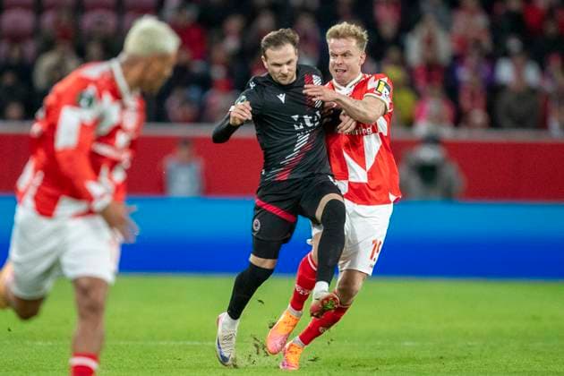 GER, Mainz, Football, UEFA Conference League, Matchday 2, FSV Mainz 05 vs HSK Zrinjski Mostar pictured from l Lennard Maloney FSV Mainz 05 15 , duel 23 10 2025, MEWA Arena Mainz UEFA REGULATIONS PROHIBIT ANY USE OF PHOTOGRAPHS AS IMAGE SEQUENCES AND OR QUASI VIDEO, Copyright: HMBxMedia PaulxFritz