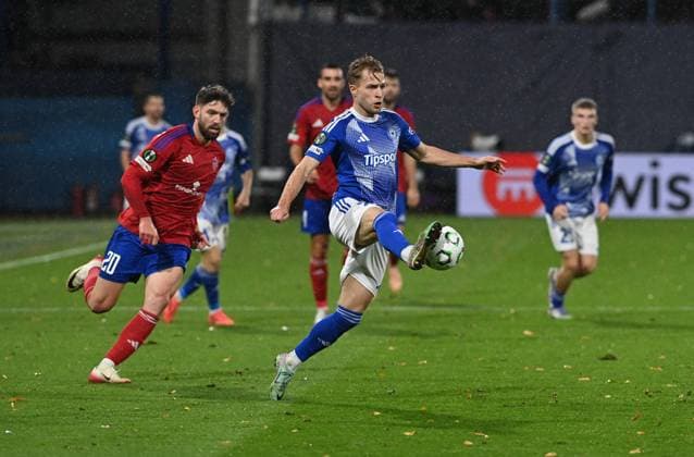 L-R Jean Silva (Czestochowa) and Artur Dolznikov (Olomouc) in action during the UEFA Conference League, 2nd round, match SK Sigma Olomouc against Rakow Czestochowa, in Olomouc, Czech Republic, on October 23, 2025. (CTKxPhoto LudekxPerina) CTKPhotoP2025102310678  CTKPhotoP2025102310678