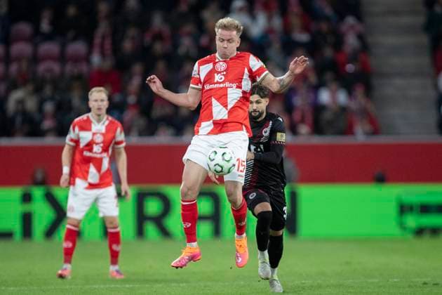 GER, Mainz, Football, UEFA Conference League, Matchday 2, FSV Mainz 05 vs HSK Zrinjski Mostar pictured from l Lennard Maloney FSV Mainz 05 15 , 23 10 2025, MEWA Arena Mainz UEFA REGULATIONS PROHIBIT ANY USE OF PHOTOGRAPHS AS IMAGE SEQUENCES AND OR QUASI VIDEO, Copyright: HMBxMedia PaulxFritz