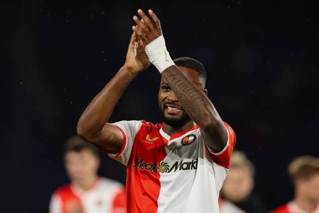 2025-10-23 Feyenoord v Panathinaikos - UEFA Europa League, League phase, MD3 ROTTERDAM, NETHERLANDS - OCTOBER 23: Cyle Larin of Feyenoord is thanking the fans for their support after winning the match during the UEFA Europa League, League phase, MD3 match between Feyenoord and Panathinaikos at Stadion Feijenoord on October 23, 2025 in Rotterdam, Netherlands. Rotterdam Stadion Feijenoord Netherlands Content not available for redistribution in The Netherlands directly or indirectly through any third parties. Copyright: xHansxvanxderxValkx