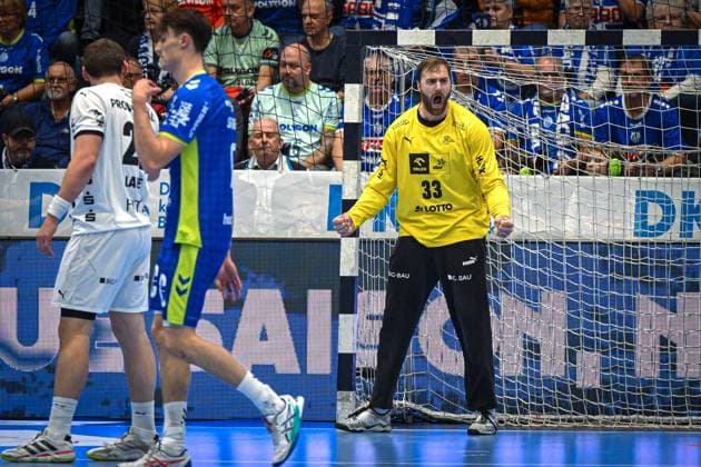 Germany, Handball, 1 Bundesliga DAIKIN HBL, Matchday 10, 2025 2026, VfL Gummersbach vs THW Kiel, 23 10 2025, SCHWALBE Arena, Gummersbach, Germany, Andreas Wolff THW Kiel, 33 cheers after a save Copyright: xMarkusxVerwimpx
