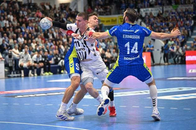 Germany, Handball, 1 Bundesliga DAIKIN HBL, Matchday 10, 2025 2026, VfL Gummersbach vs THW Kiel, 23 10 2025, SCHWALBE Arena, Gummersbach, Germany, Elias Ellefsen a Skipagotu Elias Ellefsen a Skipagotu THW Kiel, 71 prevails against Teitur Örn Einarsson VfL Gummersbach, 14 Copyright: xMarkusxVerwimpx