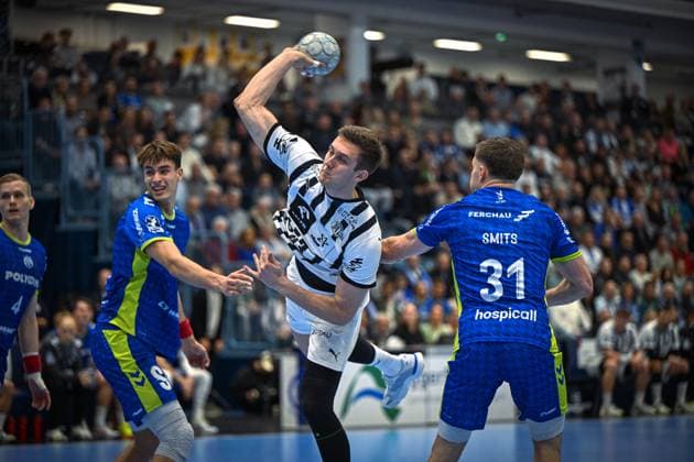 Germany, Handball, 1 Bundesliga DAIKIN HBL, Matchday 10, 2025 2026, VfL Gummersbach vs THW Kiel, 23 10 2025, SCHWALBE Arena, Gummersbach, Germany, Nikola Bilyk THW Kiel, 53 throws on goal against Julian Köster VfL Gummersbach, 7 and Kay Smits VfL Gummersbach, 31 Copyright: xMarkusxVerwimpx