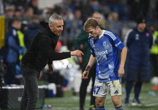 L-R Coach Tomas Janotka and Michal Beran (Olomouc) during the UEFA Conference League, 2nd round, match SK Sigma Olomouc against Rakow Czestochowa, in Olomouc, Czech Republic, on October 23, 2025. (CTKxPhoto LudekxPerina) CTKPhotoP2025102310687  CTKPhotoP2025102310687