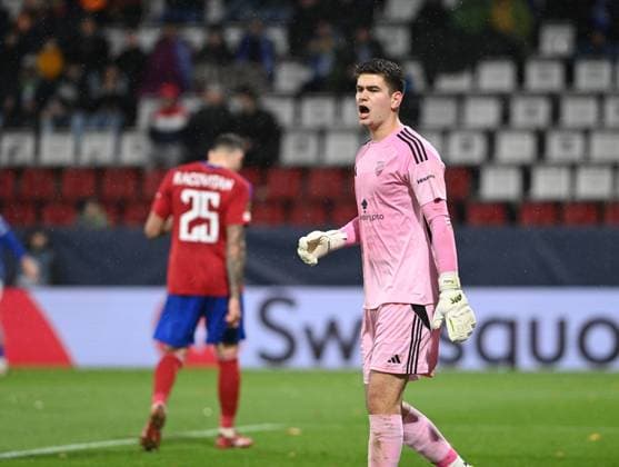Goalkeeper Kacper Trelowski (Czestochowa) in action during the UEFA Conference League, 2nd round, match SK Sigma Olomouc against Rakow Czestochowa, in Olomouc, Czech Republic, on October 23, 2025. (CTKxPhoto LudekxPerina) CTKPhotoP2025102310691  CTKPhotoP2025102310691