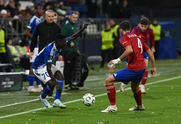 L-R Ghali Abubakar (Olomouc) and Stratos Svarnas (Czestochowa) in action during the UEFA Conference League, 2nd round, match SK Sigma Olomouc against Rakow Czestochowa, in Olomouc, Czech Republic, on October 23, 2025. (CTKxPhoto LudekxPerina) CTKPhotoP2025102310701  CTKPhotoP2025102310701