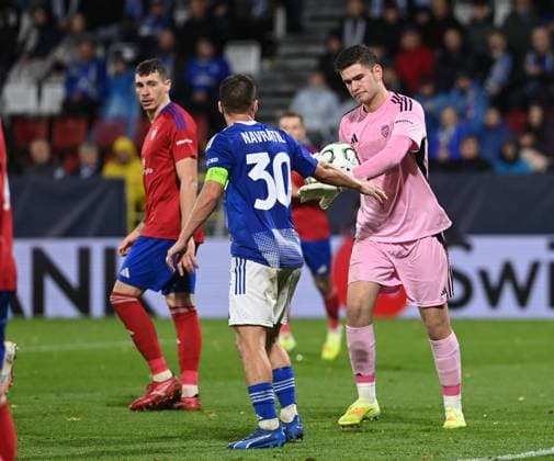 L-R Jan Navratil (Olomouc) and goalkeeper Kacper Trelowski (Czestochowa) in action during the UEFA Conference League, 2nd round, match SK Sigma Olomouc against Rakow Czestochowa, in Olomouc, Czech Republic, on October 23, 2025. (CTKxPhoto LudekxPerina) CTKPhotoP2025102310724  CTKPhotoP2025102310724