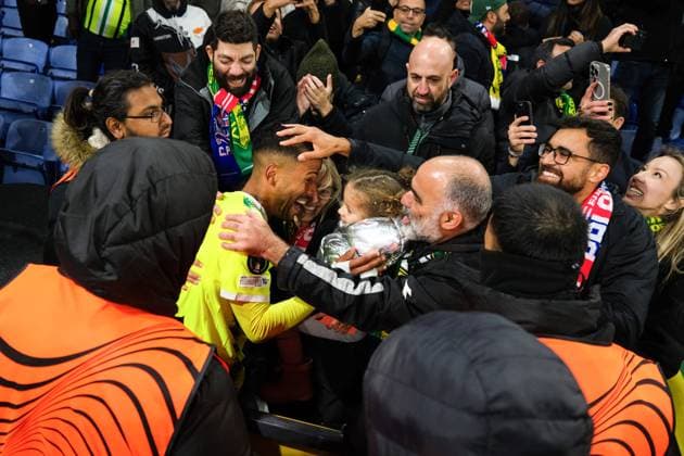 Crystal Palace gegen AEK Larnaca 23. Oktober 2025, London UEFA Conference League Ligaphase Crystal Palace gegen AEK Larnaca Gus Ledes von AEK Larnaca jubelt mit seiner Familie Foto Jacques Feeney Offside London UK  Copyright: xJacquesxFeeneyx xOffsidexOffside